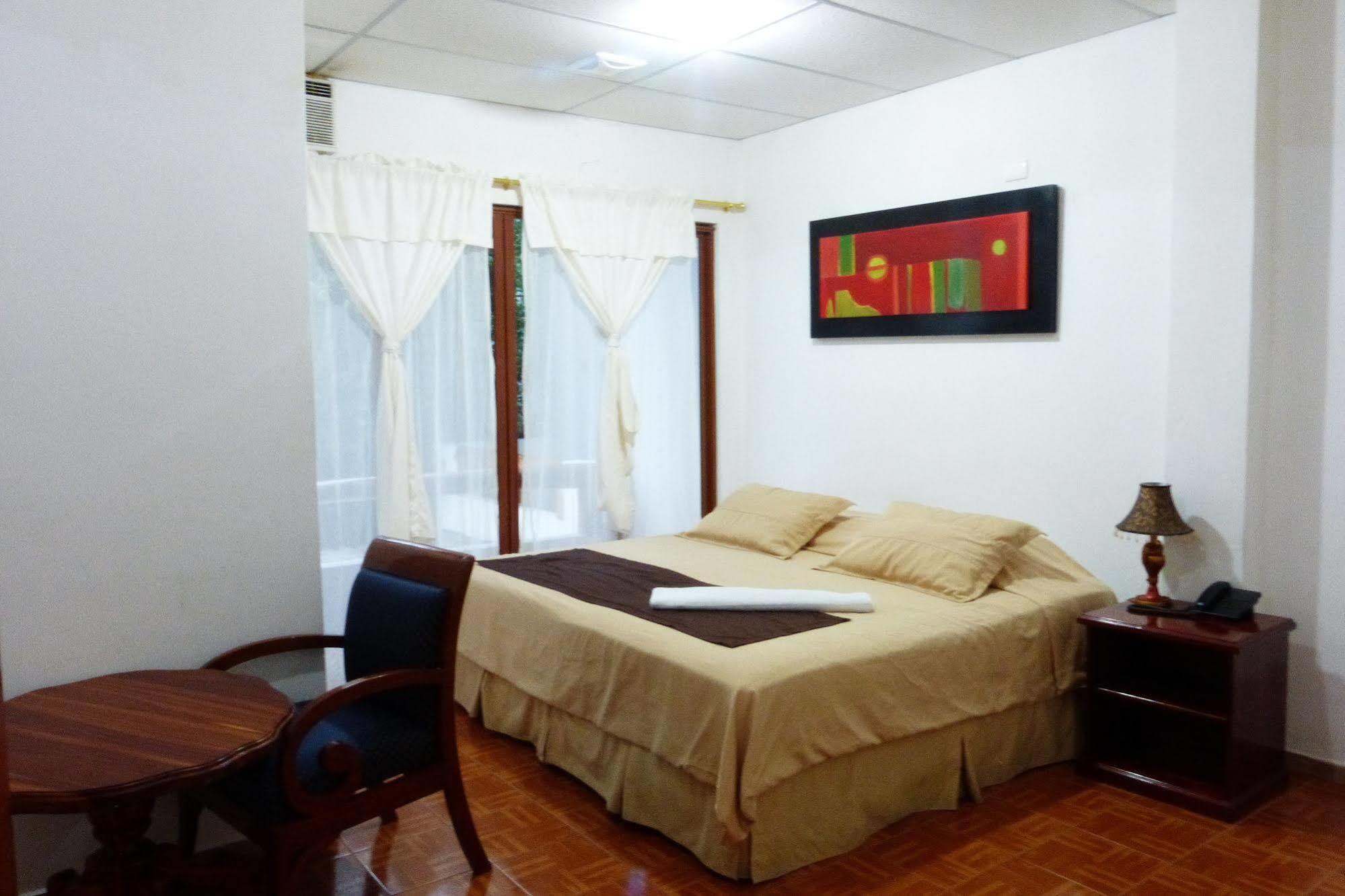 Galapagos Islands Hotel 푸에르토아요라 외부 사진