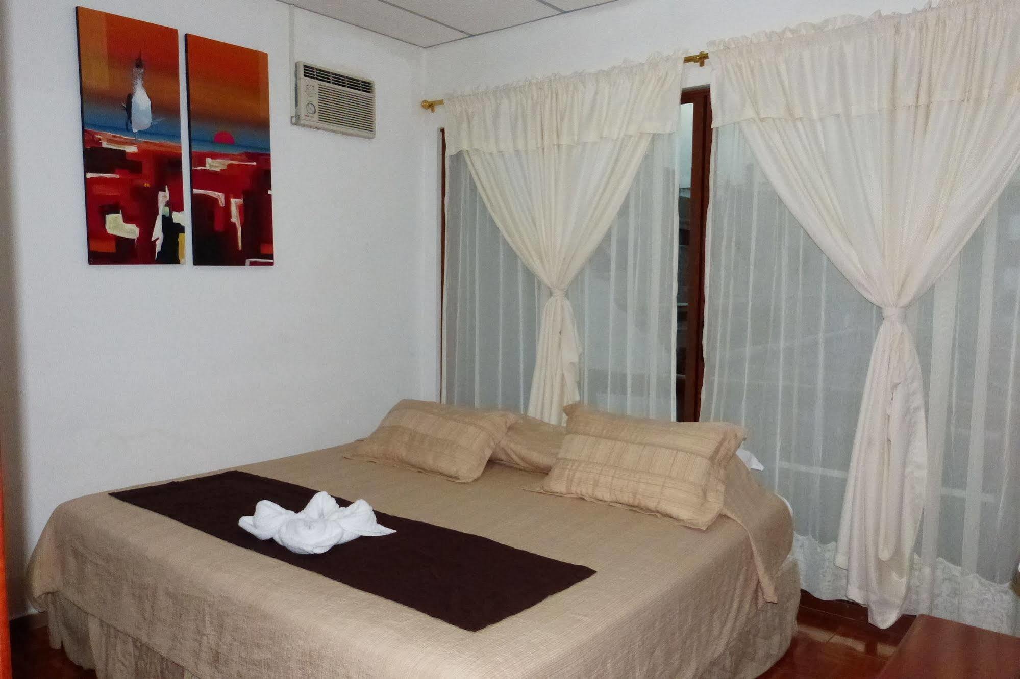 Galapagos Islands Hotel 푸에르토아요라 외부 사진