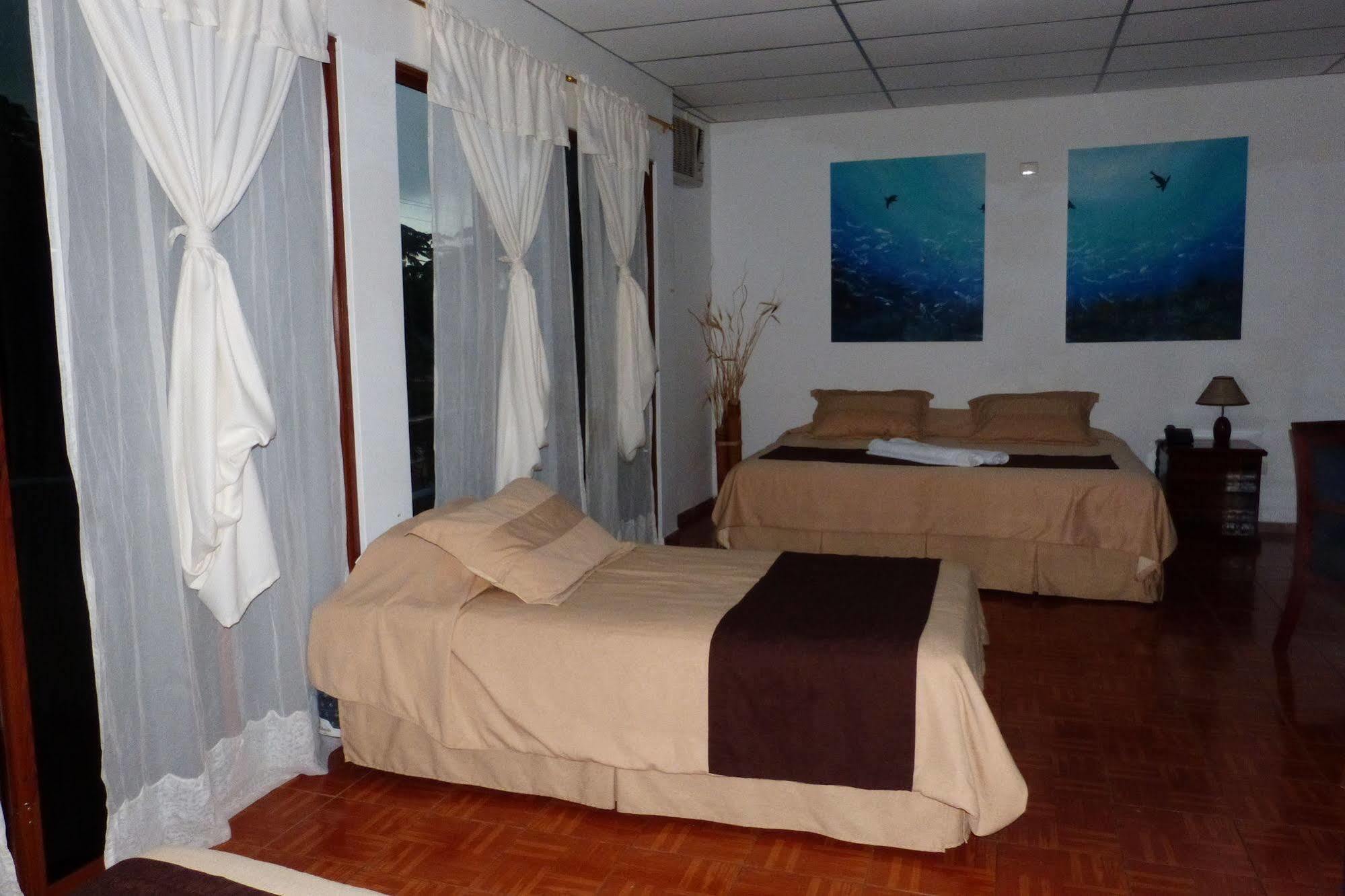 Galapagos Islands Hotel 푸에르토아요라 외부 사진
