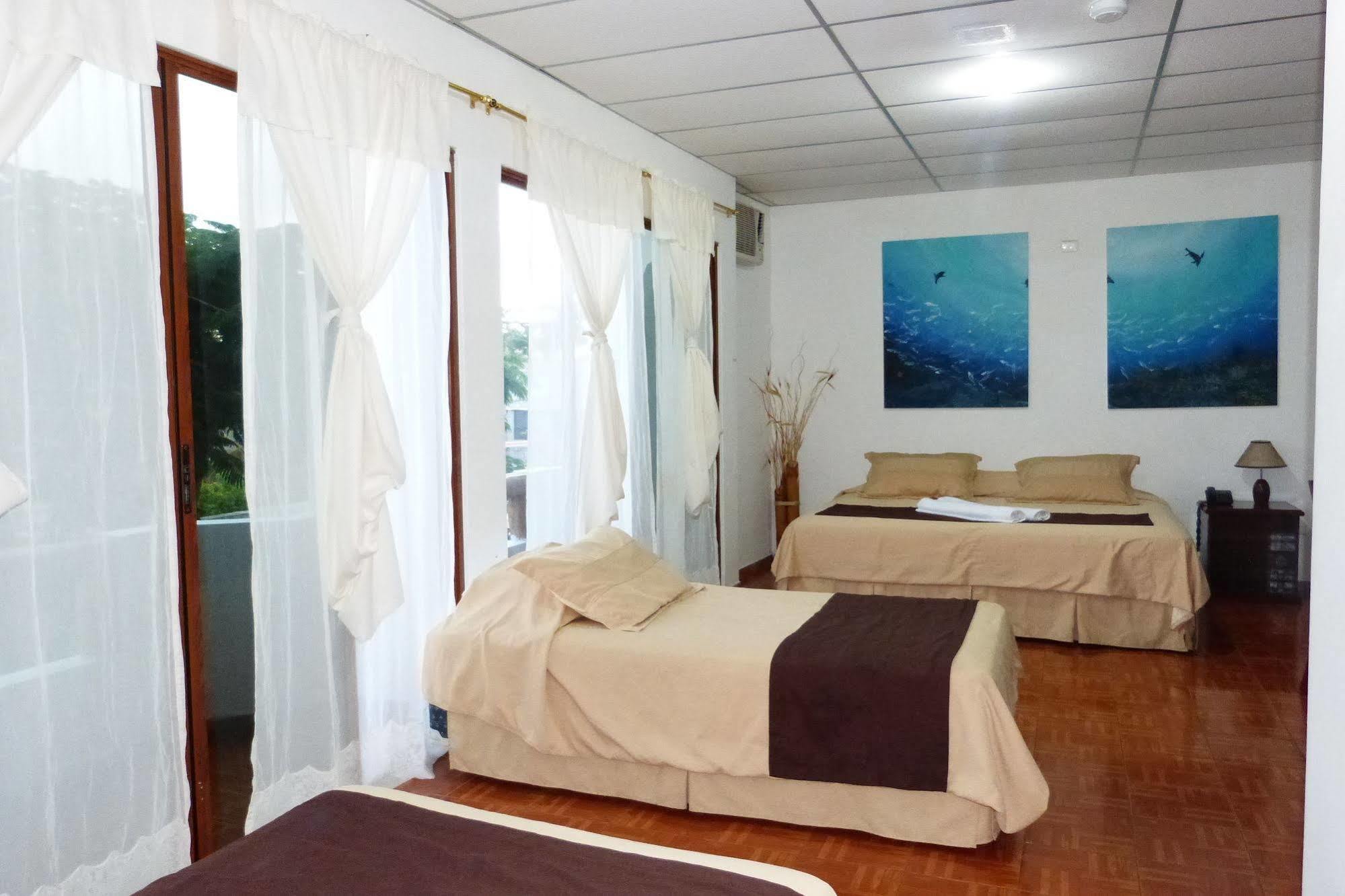 Galapagos Islands Hotel 푸에르토아요라 외부 사진