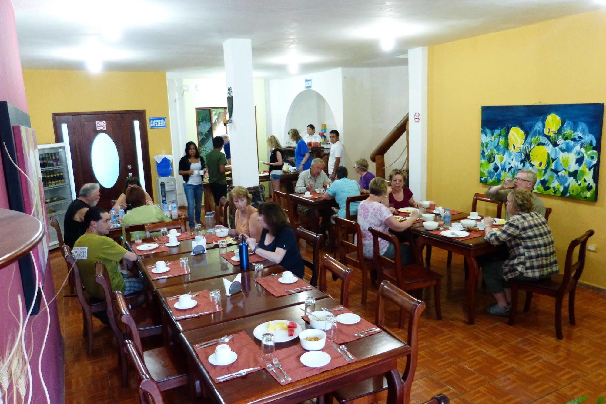 Galapagos Islands Hotel 푸에르토아요라 외부 사진